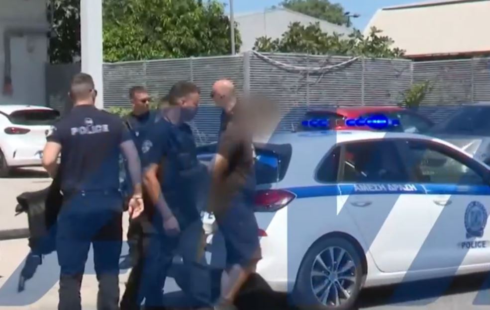 Τρόμος στη Λ. Μαραθώνος: Η στιγμή που αστυνομικοί οδηγούν στο περιπολικό τον άνδρα που απειλούσε με μαχαίρι οδηγό και επιβάτες λεωφορείου 