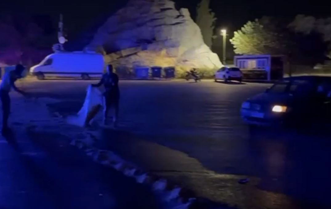 Διαρροή πετρελαίου από γεννήτρια στο θέατρο Λυκαβηττού – Συγκρούστηκαν αυτοκίνητα που έκαναν κόντρες