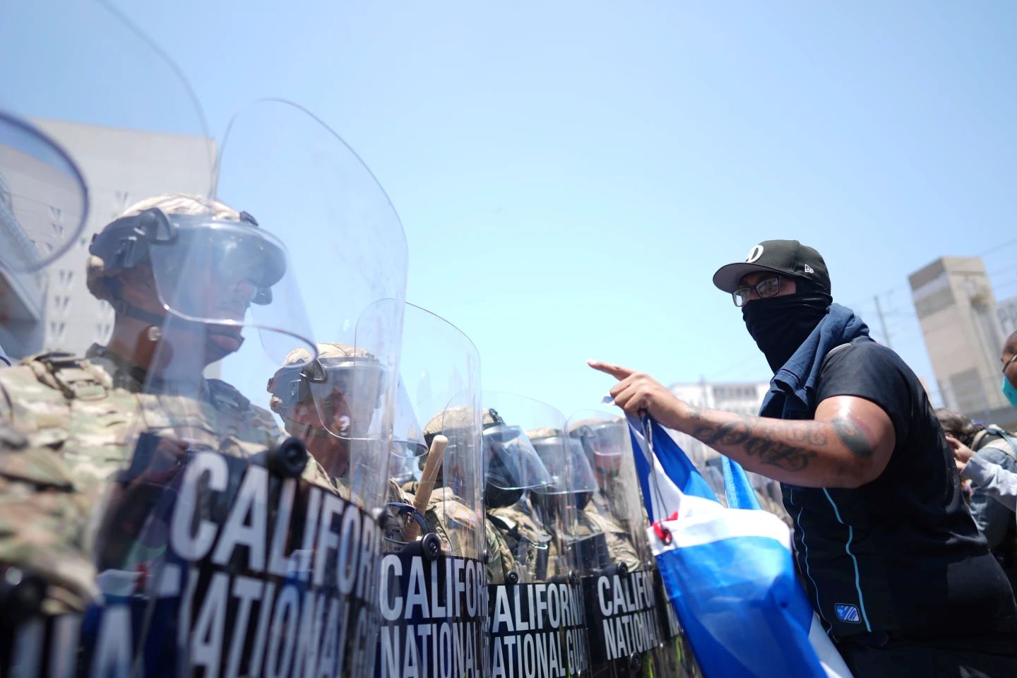 Λος Άντζελες: Ο Νιούσομ μηνύει την κυβέρνηση Τραμπ για την ανάπτυξη της Εθνοφρουράς – «Αδύναμο» τον χαρακτήρισε ο Λευκός Οίκος