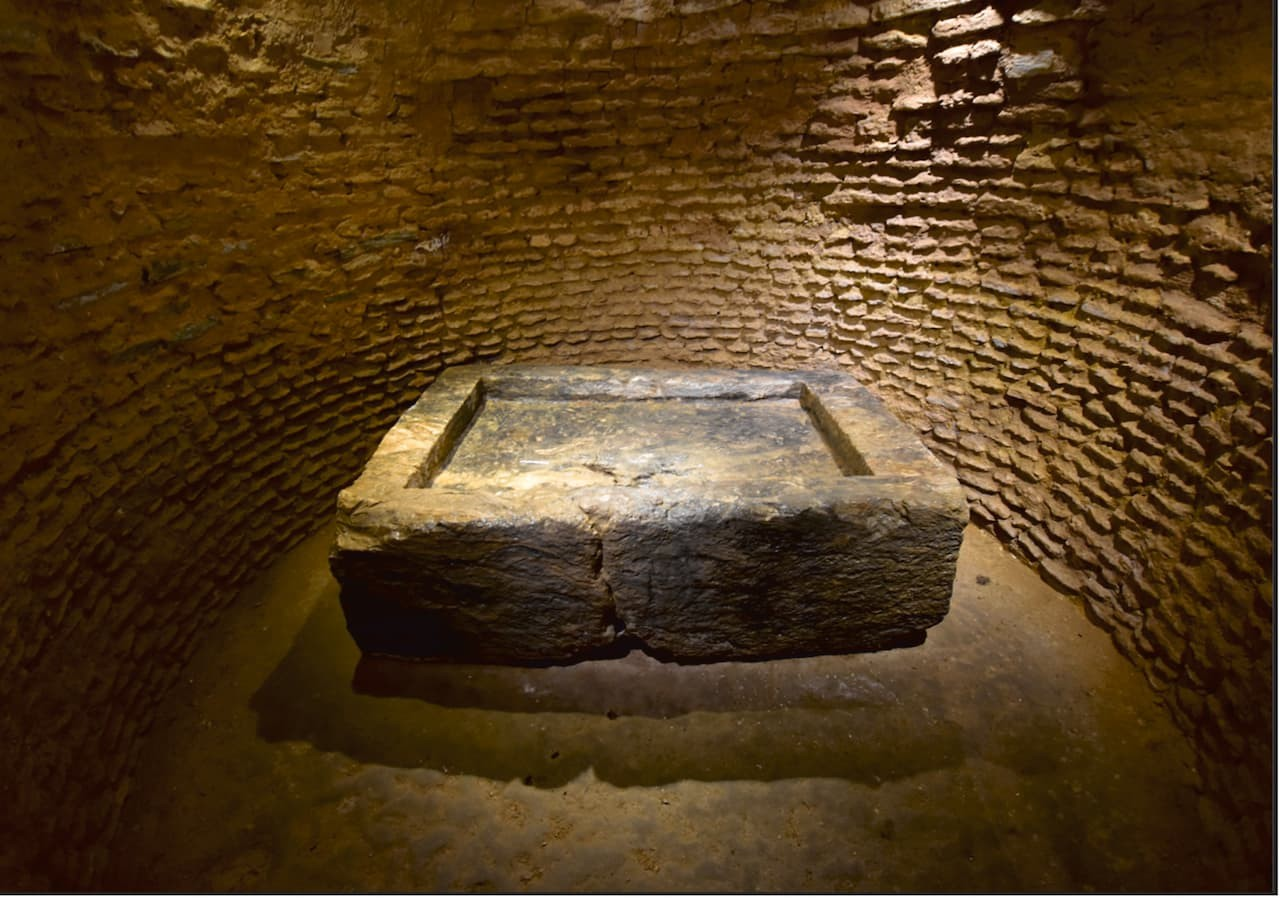 Ο θάλαμος του Ματαρρουβίγια Ντόλμεν με τη λεκάνη στο εσωτερικό της. Φωτογραφία: L. García Sanjuán