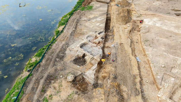 Άποψη των λουτρών, του κλιβάνου και της ανατολικής πτέρυγας της έπαυλης από νοτιοανατολικά. Φωτογραφία: Ch. Fouquin / Inrap