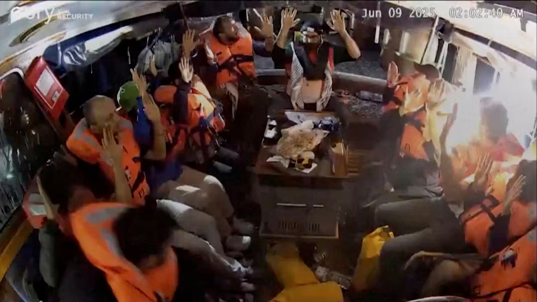 Madleen: Υπό καθεστώς παράτυπου μετανάστη κρατούνται στο Ισραήλ οι Γάλλοι ακτιβιστές – Καταγγελίες για «πράξεις κακομεταχείρισης»