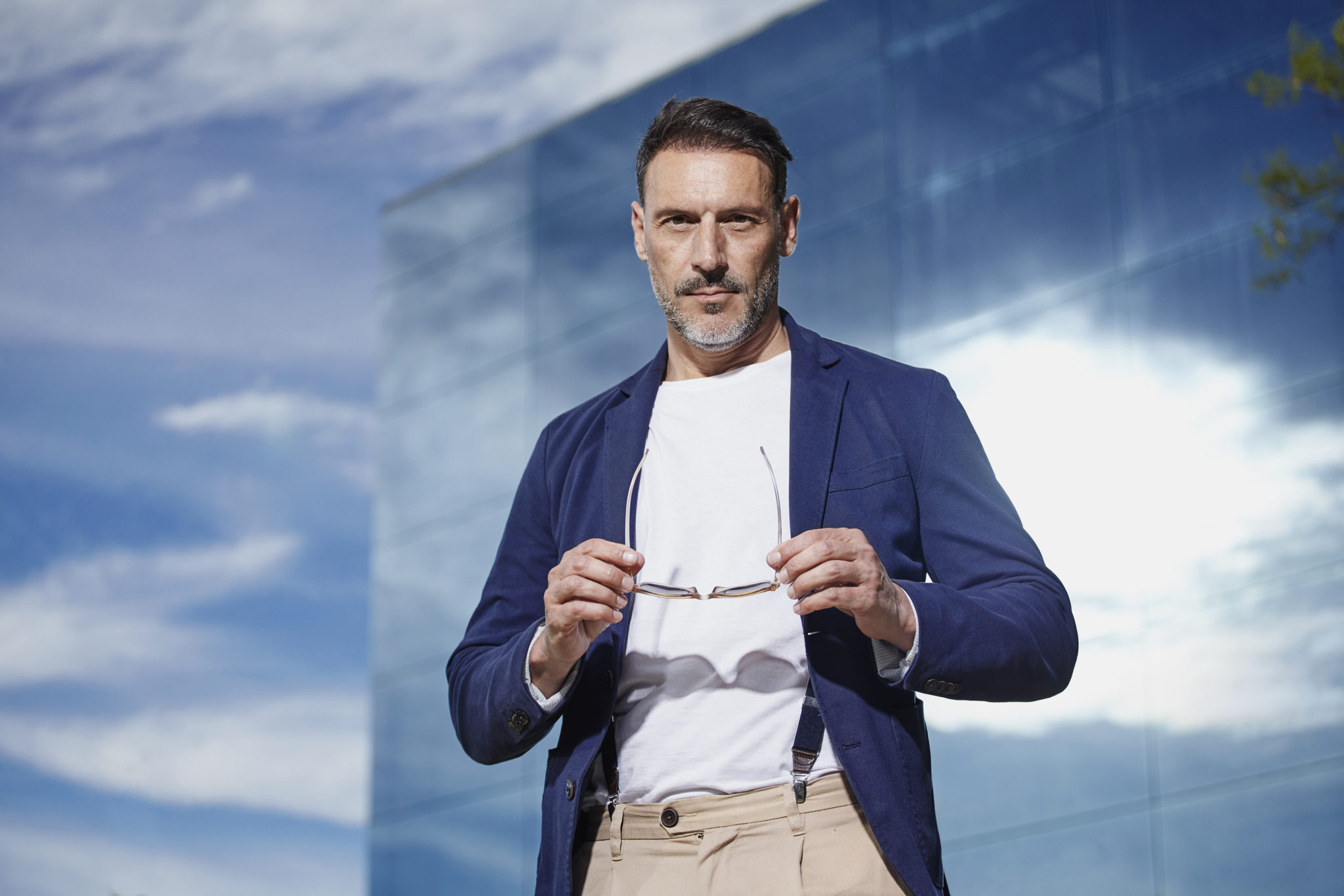 Η γυναίκα του περιμένει να της κάνει ένα πανάκριβο δώρο για την επέτειό τους - "με κάνει να νιώθω άβολα". Φωτογραφία: Freepik