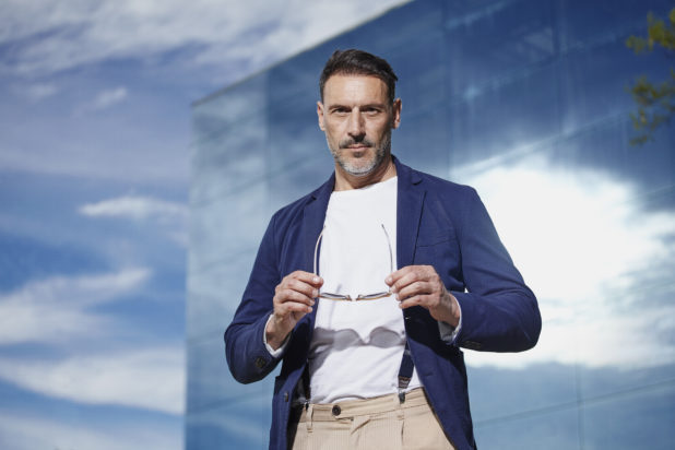 Η γυναίκα του περιμένει να της κάνει ένα πανάκριβο δώρο για την επέτειό τους - "με κάνει να νιώθω άβολα". Φωτογραφία: Freepik