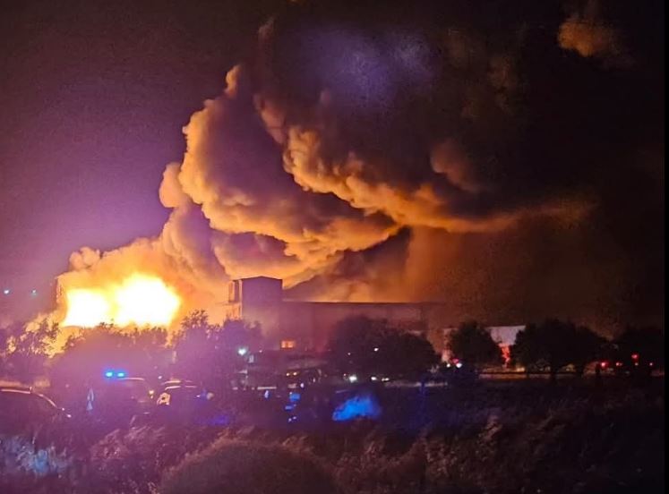 Μαίνεται η φωτιά σε εργοστάσιο στα Μέγαρα – Καίει εντός και εκτός του χώρου – ΦΩΤΟ και ΒΙΝΤΕΟ 