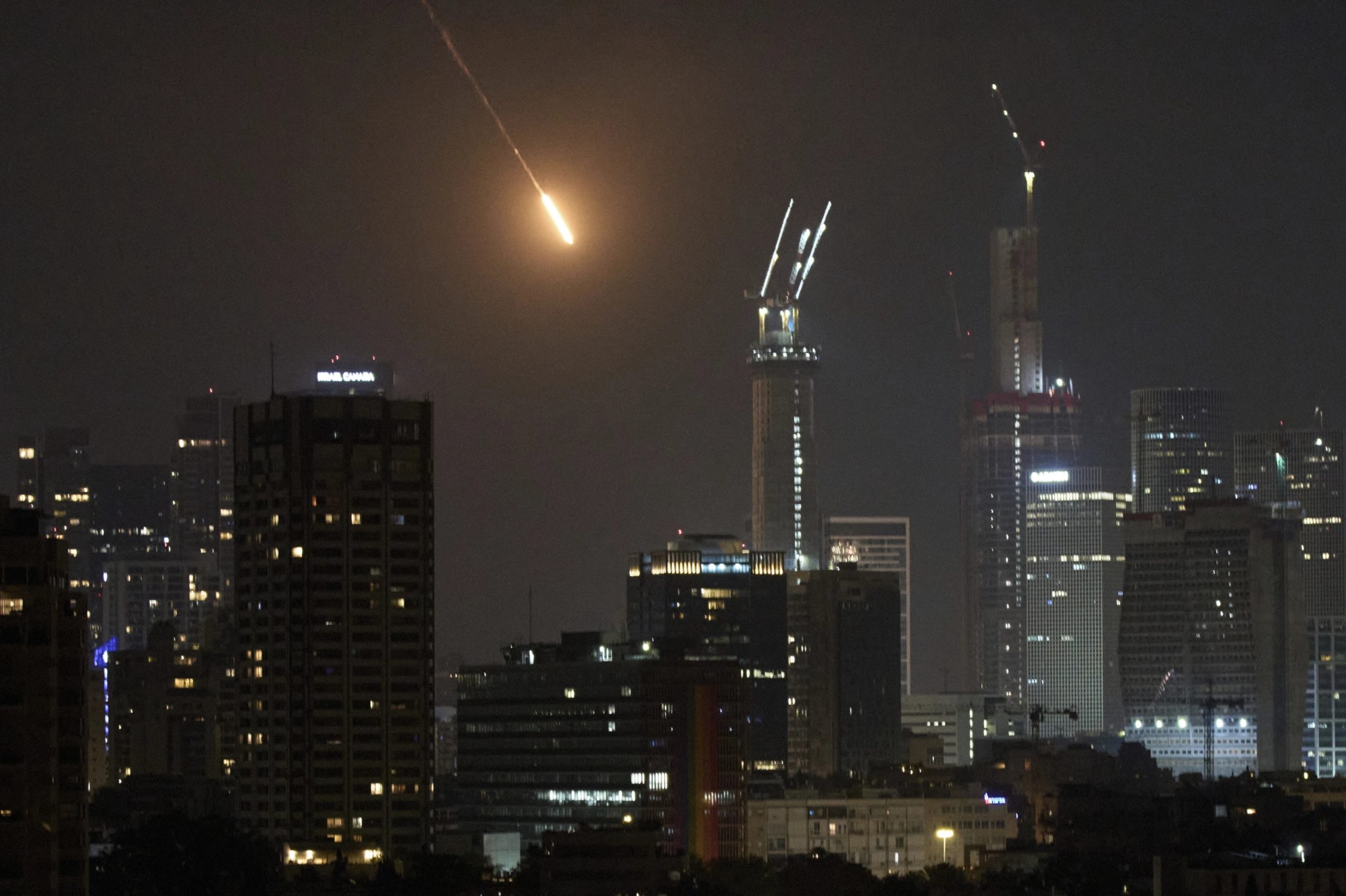 LIVE – Αλλεπάλληλα πλήγματα μεταξύ Ισραήλ και Ιράν σε αποθήκες πετρελαίου και διυλιστήρια – 4 νεκροί και 10 τραυματίες από την ιρανική επίθεση στην Τάμρα