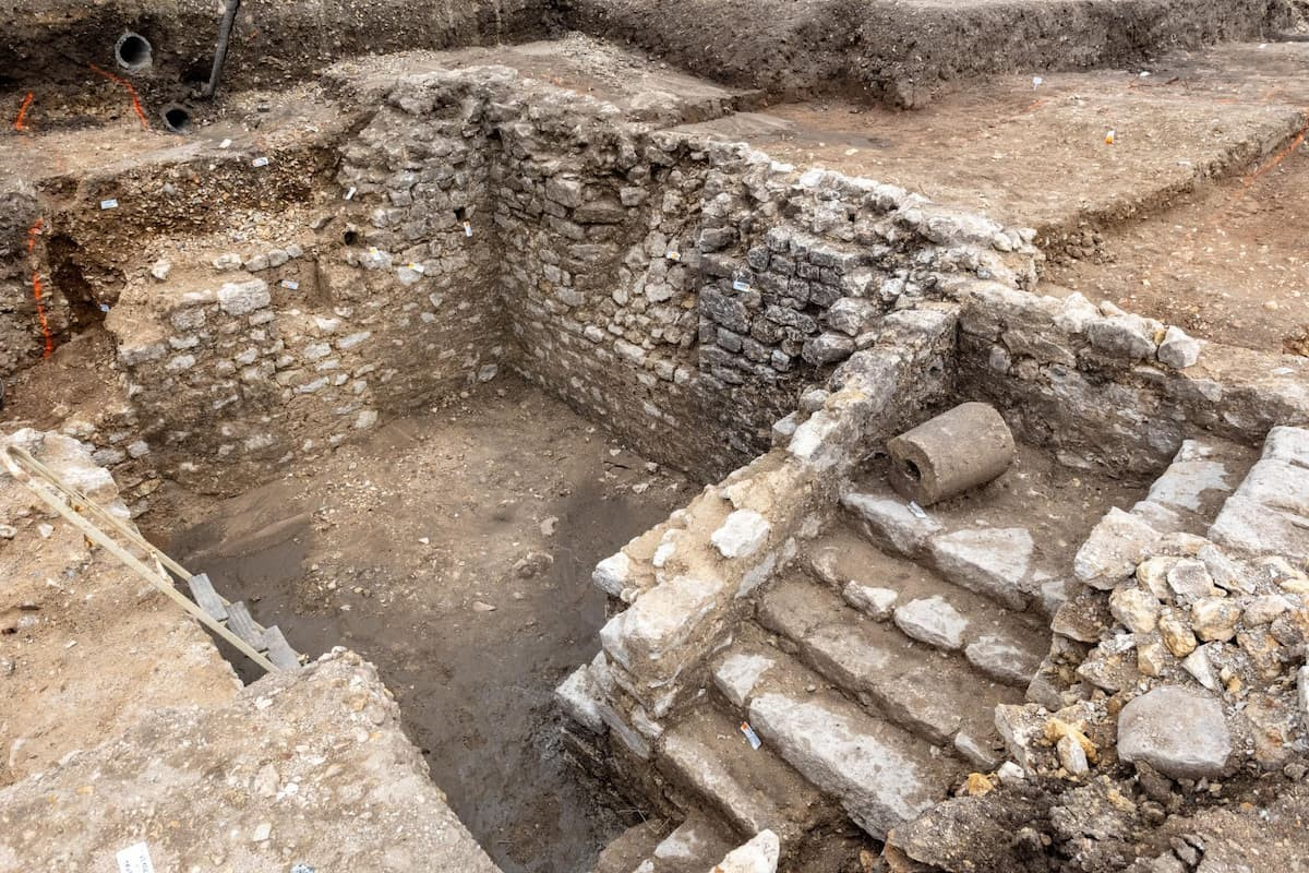 Το κελάρι, βάθους 2.20 μέτρων και διατηρημένο, φτάνεται με μια διπλή σκάλα με στροφή τεταρτημορίου, αποτελούμενη από τρία σκέλη βαθμίδων και δύο πλατύσκαλα. Στο πρώτο πλατύσκαλο εντοπίστηκε μικρός, λείος στυλοβάτης κίονα, με κάλυμμα τόσο στην κάτω επιφάνεια, όσο και στην επιφάνεια έδρασής του.