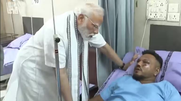 Ινδία: Ο Μόντι συναντήθηκε με τον μοναδικό επιζώντα – Βρέθηκε ένα από τα δύο μαύρα κουτιά του αεροπλάνου