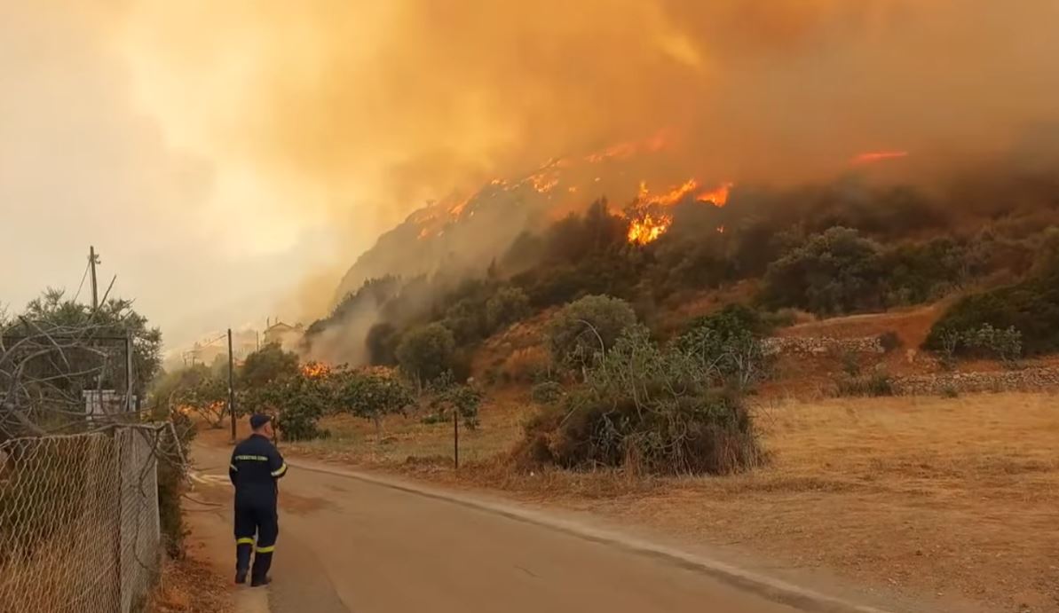 Βελτιωμένη η εικόνα της φωτιάς στην Μονεμβασιά – Ενισχύθηκαν οι δυνάμεις της Πυροσβεστικής – Δείτε νέα βίντεο 