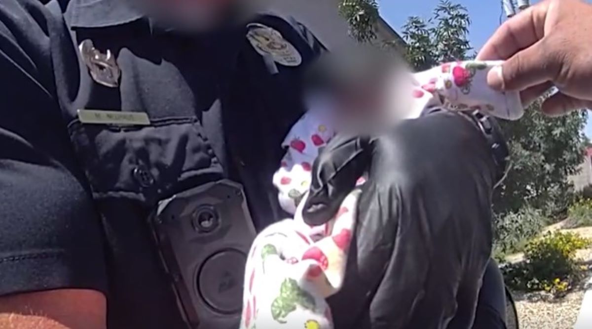 ΗΠΑ: Αστυνομικοί εντοπίζουν ζωντανό νεογέννητο μέρες μετά τον θάνατο της μητέρας του – Βίντεο