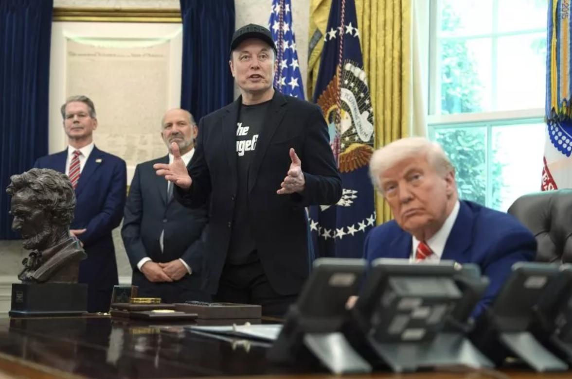 Ο Ίλον Μασκ, στο κέντρο, μιλάει κατά τη διάρκεια συνέντευξης Τύπου με τον Πρόεδρο Ντόναλντ Τραμπ. Στο βάθος ο Υπουργός Οικονομικών Σκοτ ​​Μπέσεντ και ο Υπουργός Εμπορίου Χάουαρντ Λάτνικ Evan Vucci/AP
