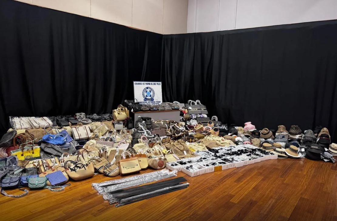 Μύκονος: Πουλούσαν σε τουρίστες «μαϊμού» τσάντες – Τι βρέθηκε στις «καβάτζες» του κυκλώματος