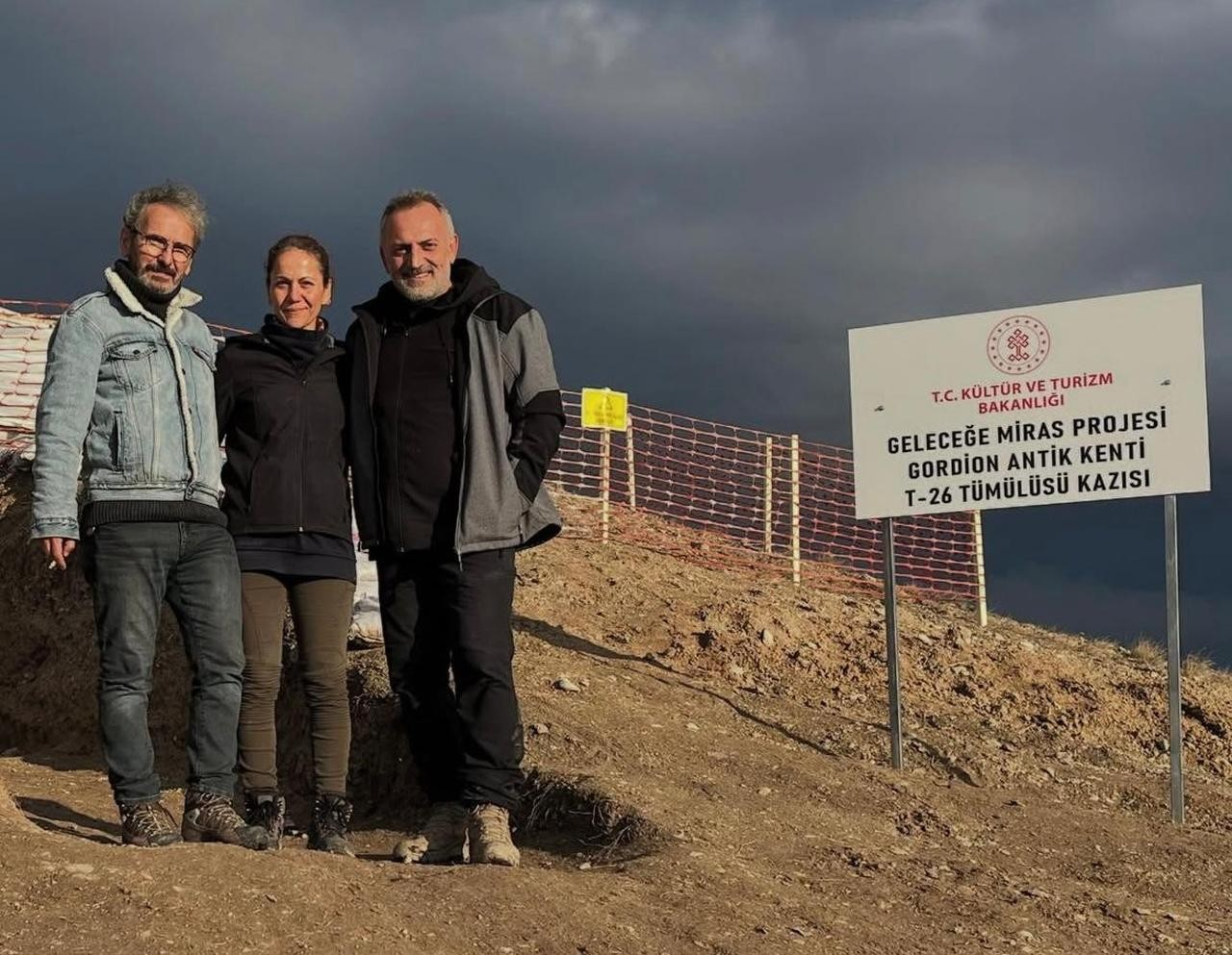 Ο επιστημονικός σύμβουλος, καθηγητής S. Yucel Senyurt, η αναπληρώτρια καθηγήτρια Leyla Yorulmaz, και ο καθηγητής Atakan Akcay, μετά τις ανασκαφές στον Τύμβο Τ26 στην αρχαία πόλη της Φρυγίας, Γόρδιον. 5 Ιανουαρίου, 2025 - Φωτογραφία: Instagram/@atakanakcayyy