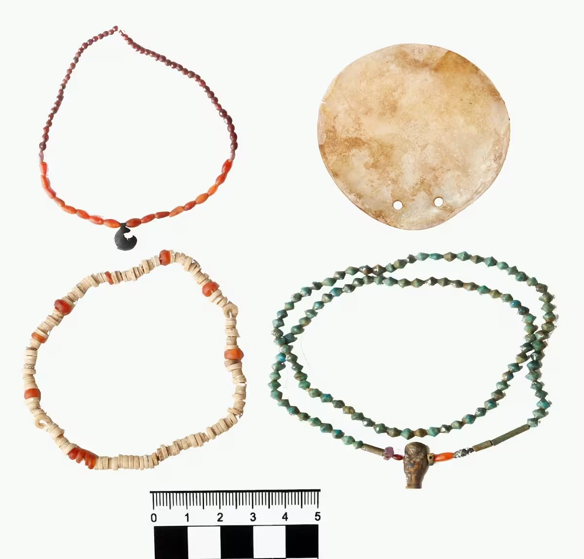 Κάποια από τα αντικείμενα που ανακαλύφθηκαν στο εσωτερικό των τάφων. Φωτογραφία: Υπουργείο Τουρισμού και Αρχαιοτήτων της Αιγύπτου