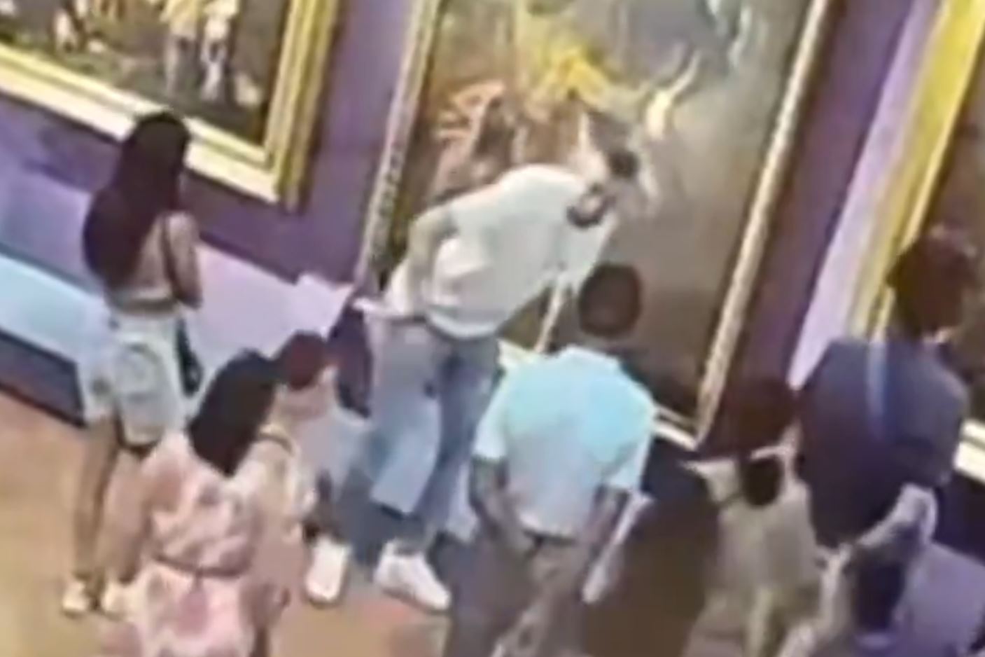 Βίντεο: Τουρίστας έπεσε πάνω σε πίνακα 300 ετών – Έσκισε έργο ανεκτίμητης αξίας