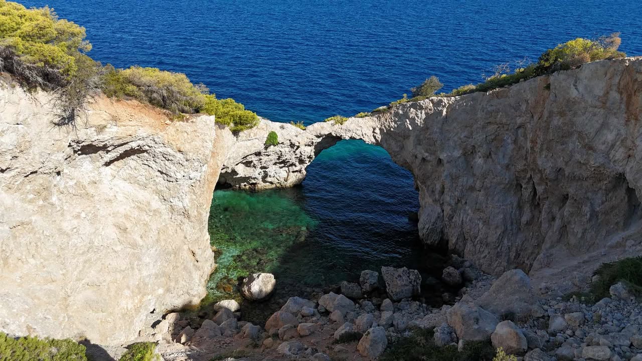 Σπηλιά της Φώκιας: Η κρυμμένη παραλία που δεν την βλέπει ποτέ ο ήλιος