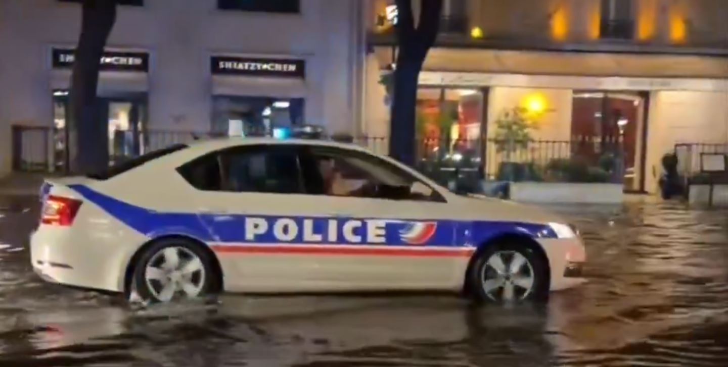 Παρίσι: Περιπολικό διασχίζει τους πλημμυρισμένους δρόμους παίζοντας το τραγούδι του «Τιτανικού» – Βίντεο