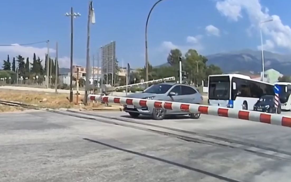 Πάτρα: Καρέ καρέ η στιγμή που οδηγός αυτοκινήτου περνά κάτω από τις μπάρες σε φυλασσόμενη διάβαση