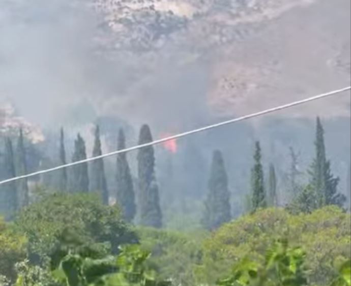 Φωτιά στην Παλαιά Πεντέλη – Σε περιοχή με ξερά χόρτα, κοντά στη Μονή