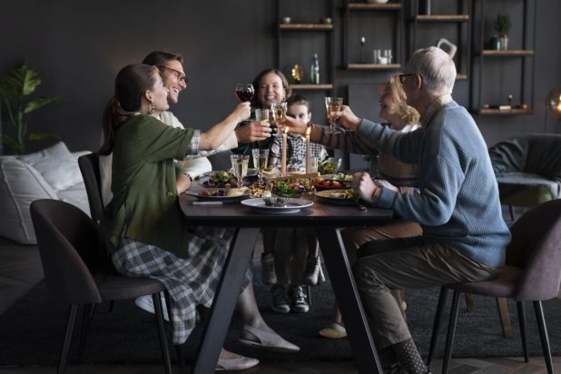 Την ταπείνωσε ο πεθερός της στο δείπνο των γενεθλίων της - "με έκανε ρεζίλι και έφυγα". Φωτογραφία: Freepik