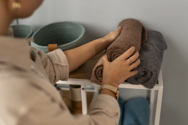 Πετσέτες: Ειδικός προειδοποιεί να μην τις τοποθετείτε σε 1 σημείο στο σπίτι - Το λάθος που ευνοεί την ανάπτυξη βακτηρίων