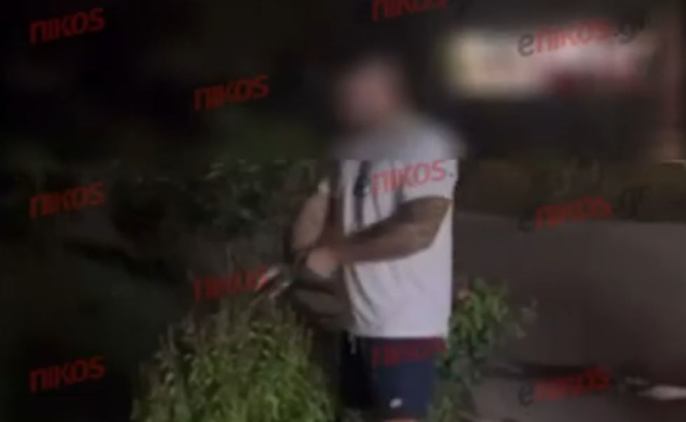 Πειραιάς: Βίντεο με 29χρονο που πυροβολούσε έξω από μαγαζί στην Τρούμπα – Ο «πιστολέρο» πήδηξε από παράθυρο για να διαφύγει, είχε συλληφθεί άλλες 26 φορές