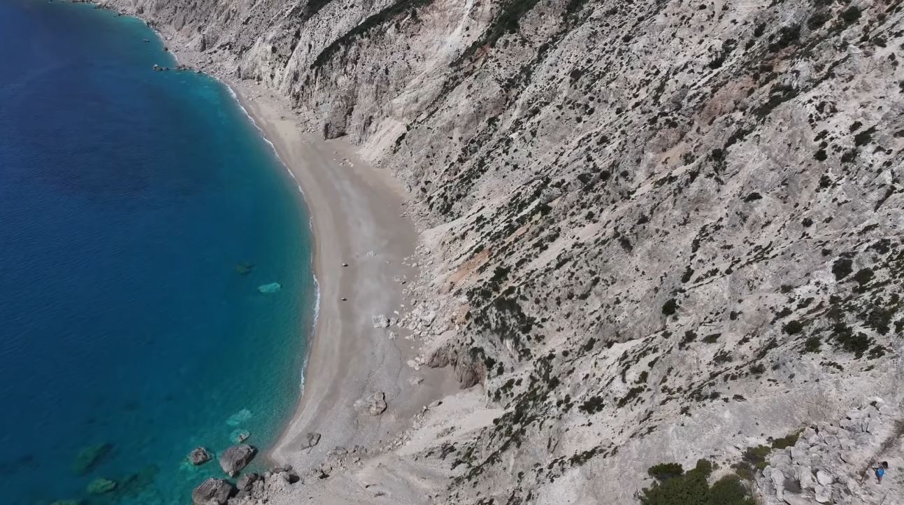 Κεφαλονιά: Η εντυπωσιακή απομονωμένη παραλία με ψιλό λευκό-κίτρινο βότσαλο – Δείτε βίντεο