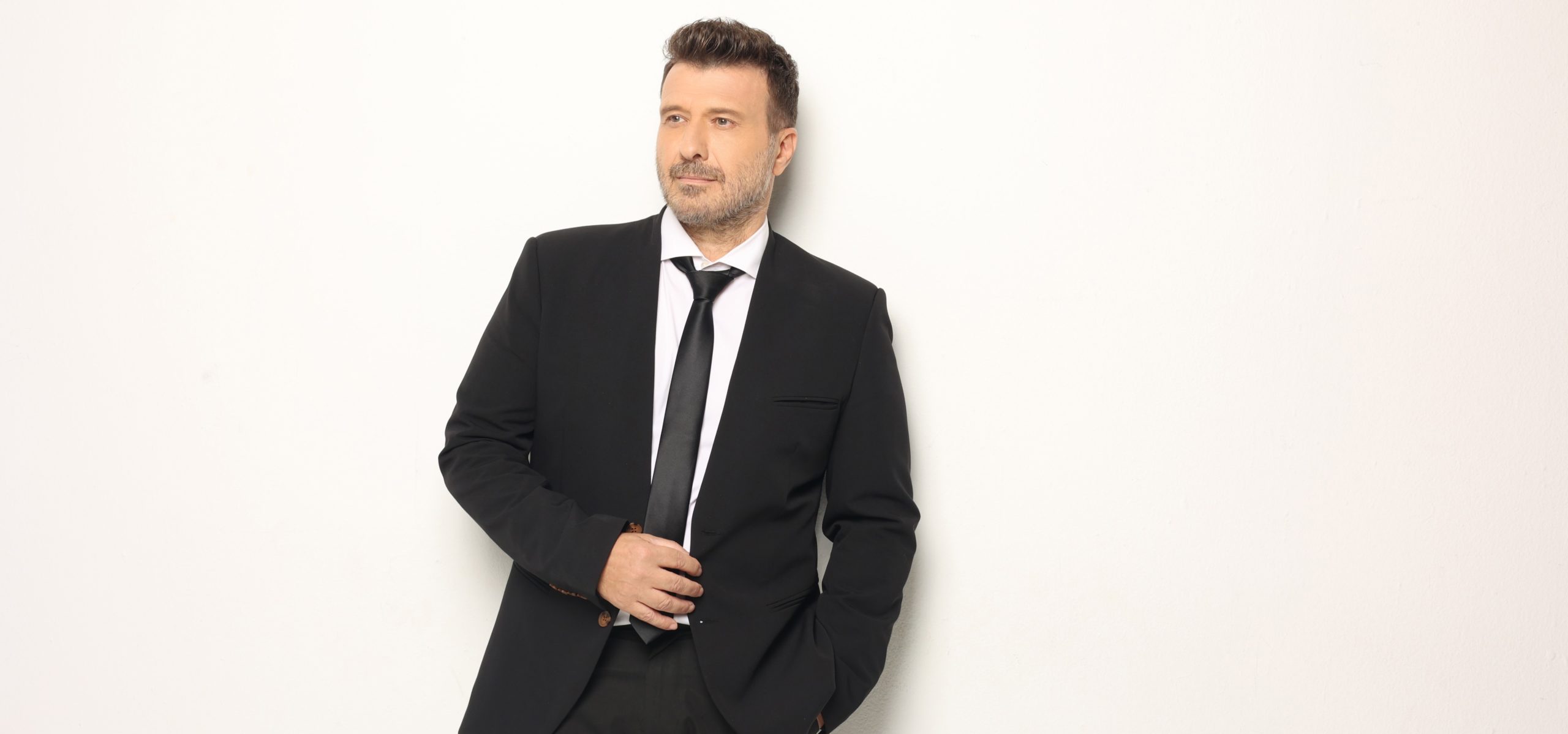 Γιάννης Πλούταρχος: Το πιο πολύχρωμο videoclip του μόλις κυκλοφόρησε