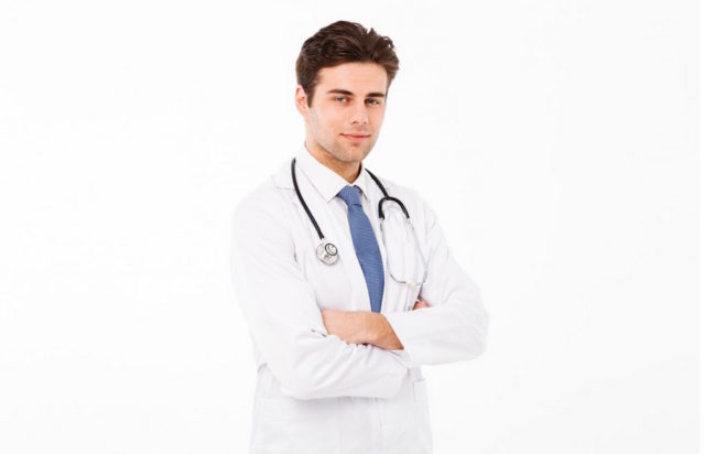 Ύπνος: Γιατρός του Χάρβαρντ και του Στάνφορντ αποκαλύπτει τα 4 πράγματα που δεν κάνει ποτέ πριν κοιμηθεί