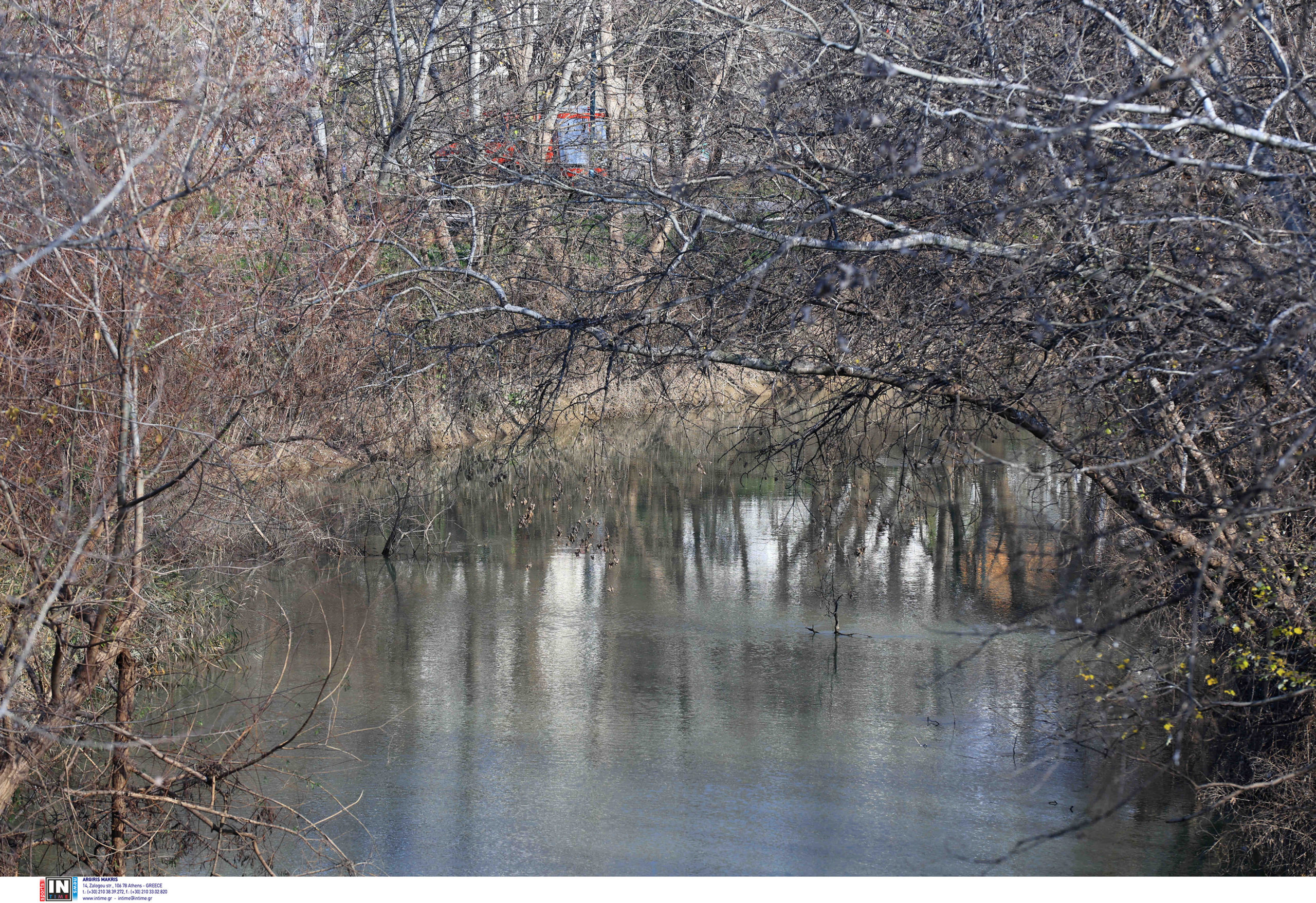 Άρτα: «Μου φώναξε “δύο παιδιά πνίγονται”, και βούτηξα αμέσως στα νερά» – Η περιγραφή-σοκ του άνδρα που ανέσυρε τους ανήλικους από τον ποταμό Άραχθο