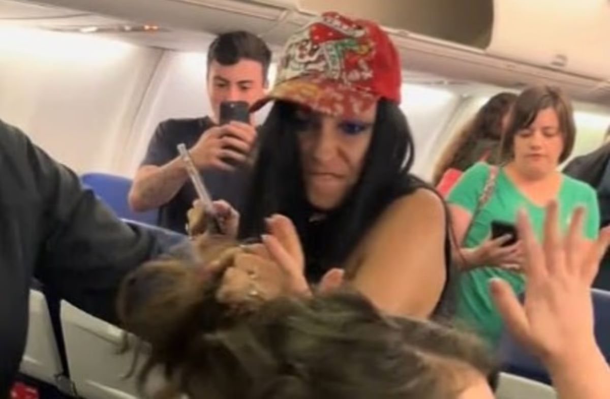 Καβγάς σε πτήση: Μεθυσμένη επιβάτις επιτέθηκε σε γυναίκα – Δείτε βίντεο