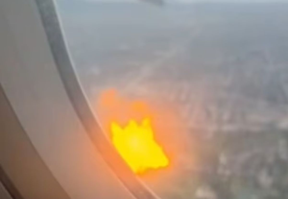 Αναγκαστική προσγείωση αεροσκάφους: Βίντεο δείχνει τον κινητήρα να βγάζει φωτιά