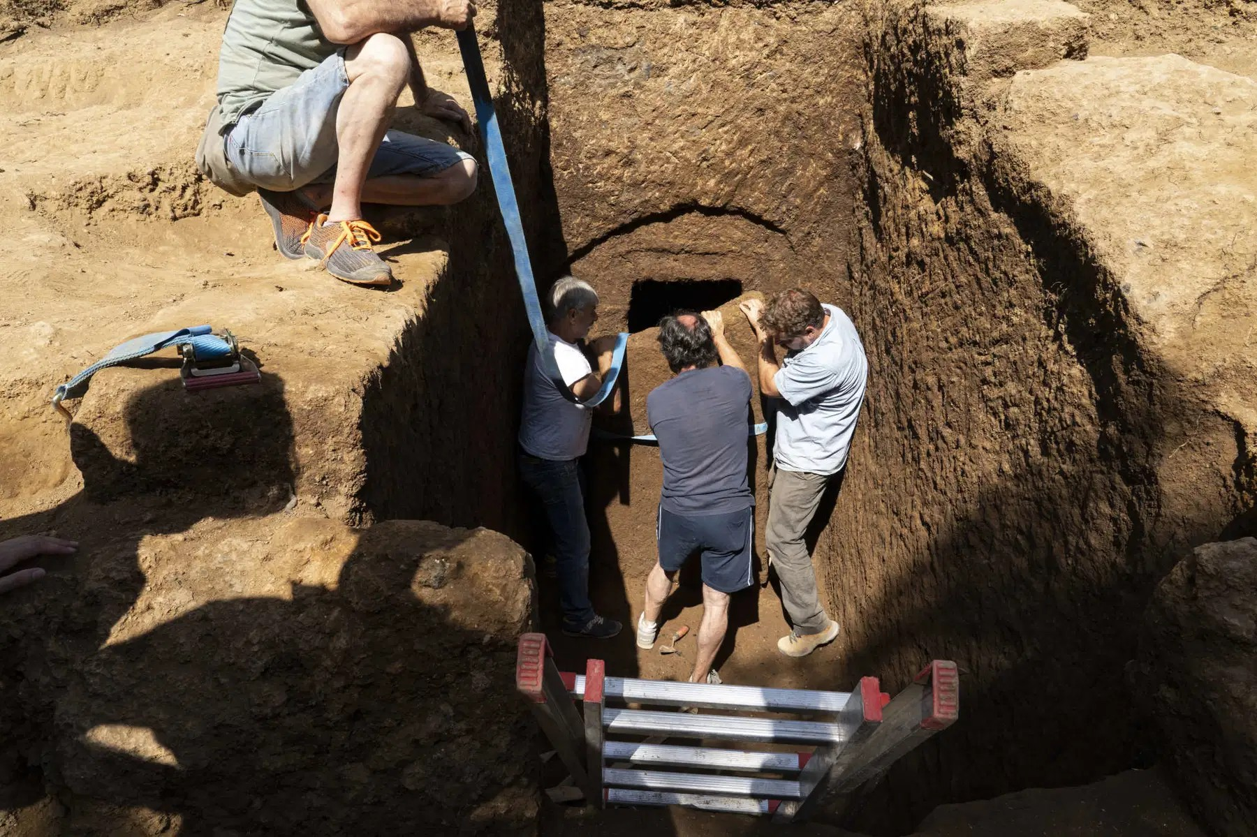 Ο ασύλητος τάφος και η ομάδα των ανασκαφών. Φωτογραφία: www.finestresullarte