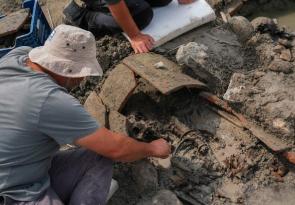 Αρχαιολόγοι ανακάλυψαν τάφους σε βυθισμένη βασιλική.