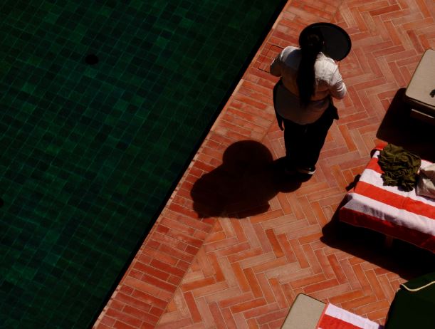 Το πρωί οδηγός για την εξυπηρέτηση πελατών ξενοδοχείου και μετά… σερβιτόρος στην πισίνα: Οι αθέμιτες πρακτικές για να καλυφθούν τα κενά της σεζόν