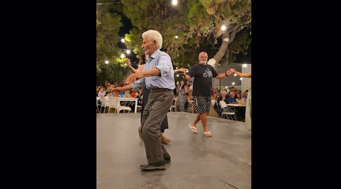 Σχοινούσα: Ηλικιωμένος σέρνει τον χορό και κλέβει τις εντυπώσεις – Δείτε βίντεο