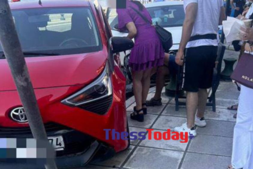 Θεσσαλονίκη: Τροχαίο ατύχημα στη λεωφόρο Νίκης – Από τύχη δεν τραυματίστηκε οικογένεια με παιδιά – ΦΩΤΟ