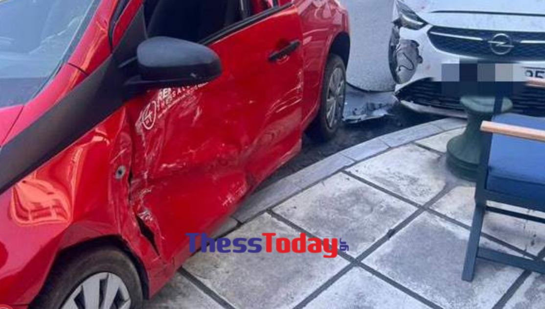 Θεσσαλονίκη: Τροχαίο ατύχημα στη λεωφόρο Νίκης – Από τύχη δεν τραυματίστηκε οικογένεια με παιδιά – ΦΩΤΟ