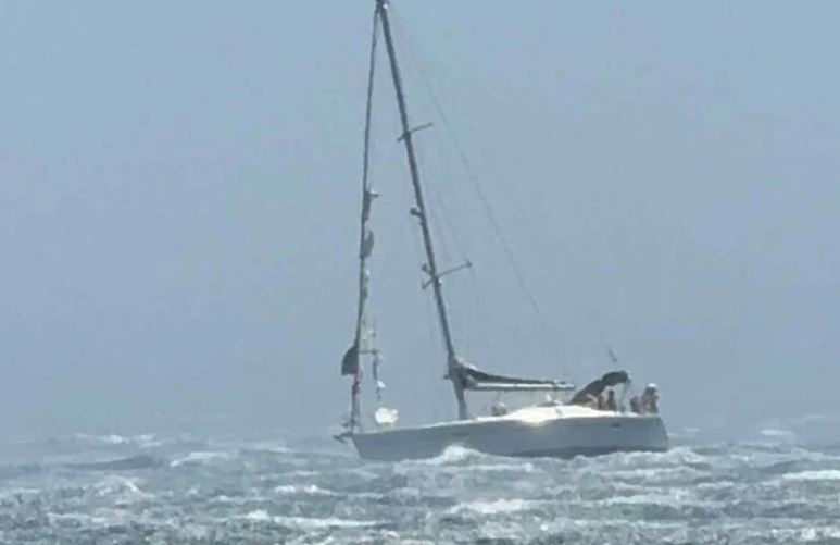 Τήνος: «Μάχη» με τα κύματα δίνει ιστιοφόρο προσπαθώντας να προσεγγίσει το λιμάνι – Δείτε βίντεο 