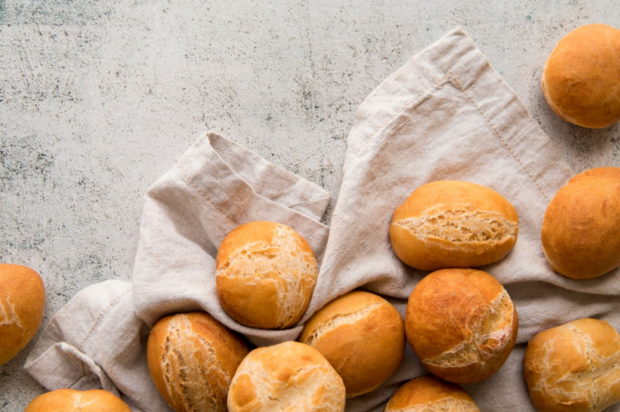 Η πιο εύκολη συνταγή για αφράτα σπιτικά ψωμάκια - Ιδανικά για σάντουιτς