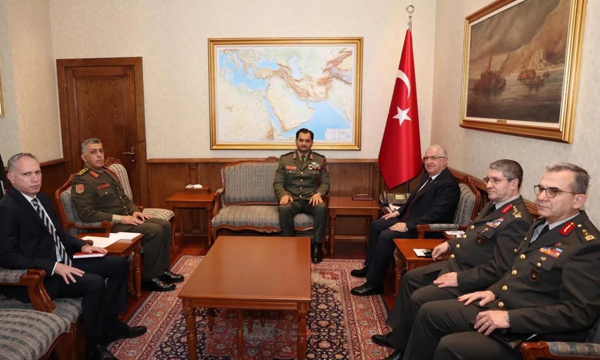 Ο Σαντάμ Χαφτάρ, υιός του Χαλίφα Χαφτάρ, με τον Τούρκο υπουργό Άμυνας Γιασάρ Γκιουλέρ στην Αγκυρα