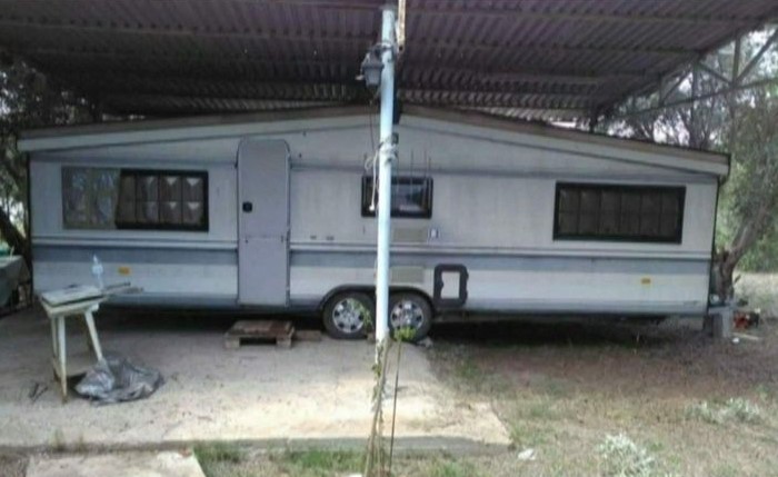 Χαλκιδική: Έκλεψαν… 9μετρο τροχόσπιτο από οικόπεδο – Έκοψαν με πριόνι μέχρι και κλαδιά δέντρων για να το αρπάξουν