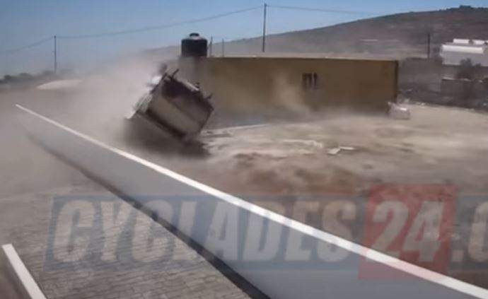 Σαντορίνη: Θυελλώδεις άνεμοι σήκωσαν στον αέρα τροχόσπιτο και το διέλυσαν – Δείτε βίντεο