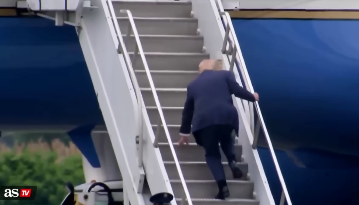 Βίντεο: Τραμπ και Ρούμπιο σκόνταψαν στις σκάλες του Air Force One