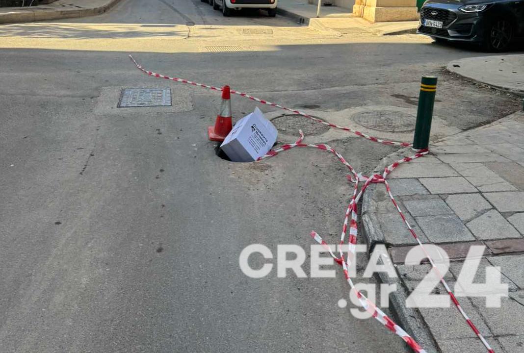Ηράκλειο: Τρύπα- παγίδα για πεζούς και οχήματα «επέστρεψε» στο οδόστρωμα – Την «έκλεισαν» με… χάρτινο κουτί