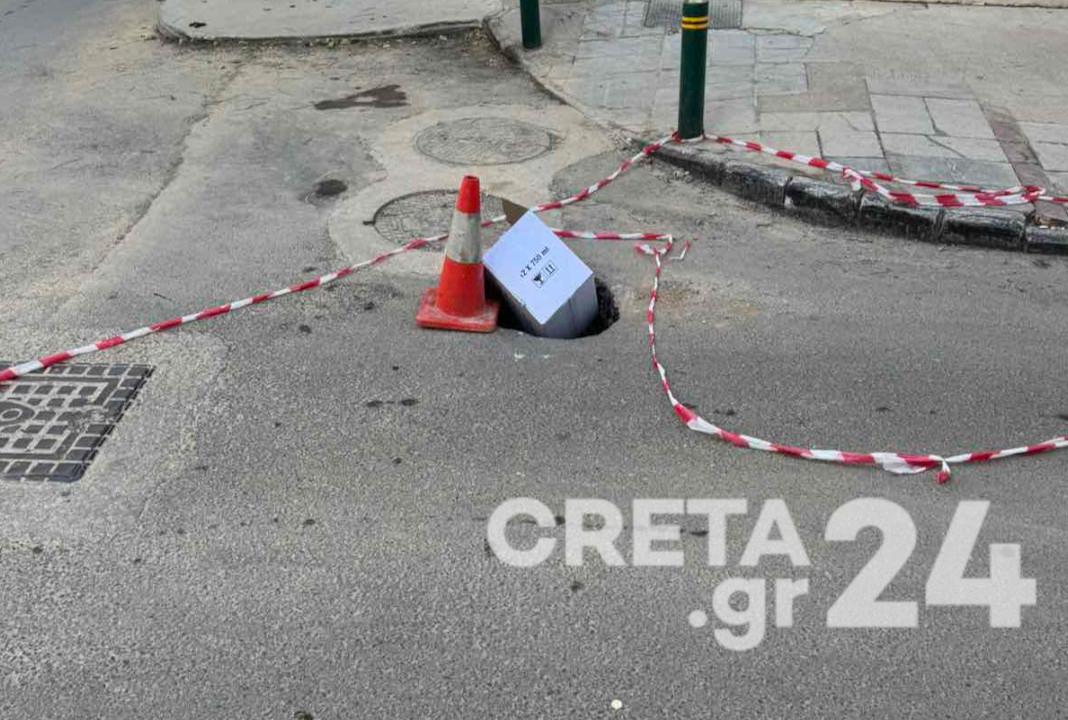 Ηράκλειο: Τρύπα- παγίδα για πεζούς και οχήματα «επέστρεψε» στο οδόστρωμα – Την «έκλεισαν» με… χάρτινο κουτί