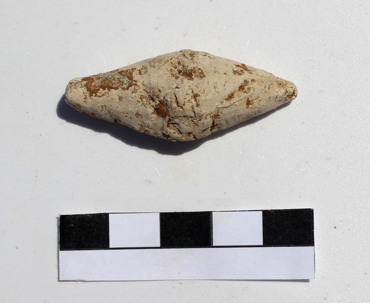 Ένα από τα αρχαία ρωμαϊκά βλήματα από μόλυβδο.