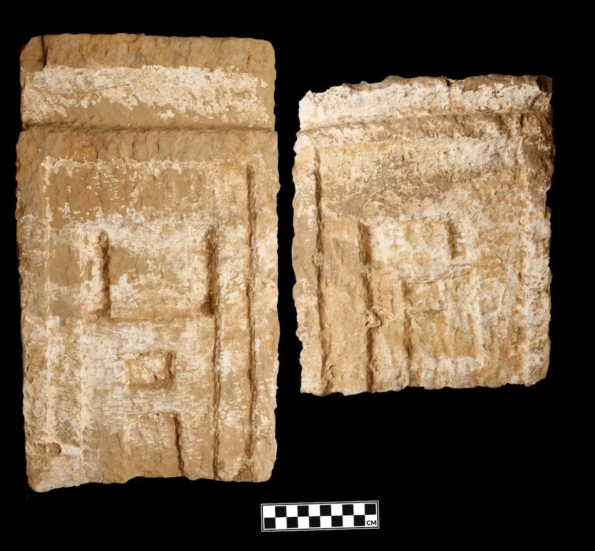 Ψευδοθύρες και βωμοί για θυσίες που ανακαλύφθηκαν στους τάφους. Φωτογραφία: Υπουργείο τουρισμού και αρχαιοτήτων της Αιγύπτου