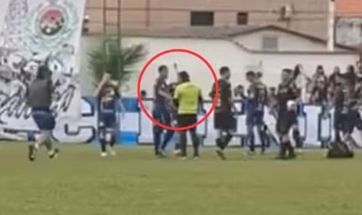 Αστυνομικοί συλλαμβάνουν διαιτητή μέσα σε γήπεδο αφού είχε δώσει κίτρινη κάρτα – Βίντεο