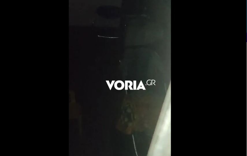 Θεσσαλονίκη: Σπαρακτικό βίντεο με το βρέφος να κλαίει μόνο του στο μπαλκόνι ενώ οι γονείς του κοιμούνται